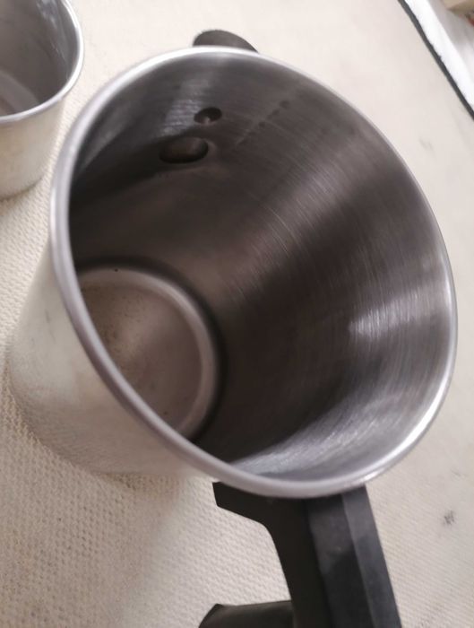 Copos em Inox, um grande e outro pequeno, ambos por 5€