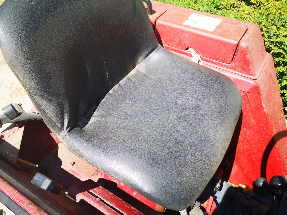 Trator 4x4 com frontal de efeito duplo e paralelogramo.