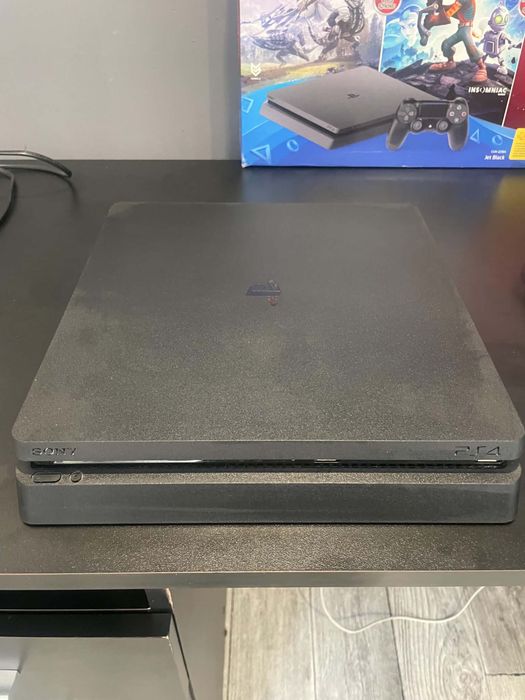 Konsola PS4 + 2 pady