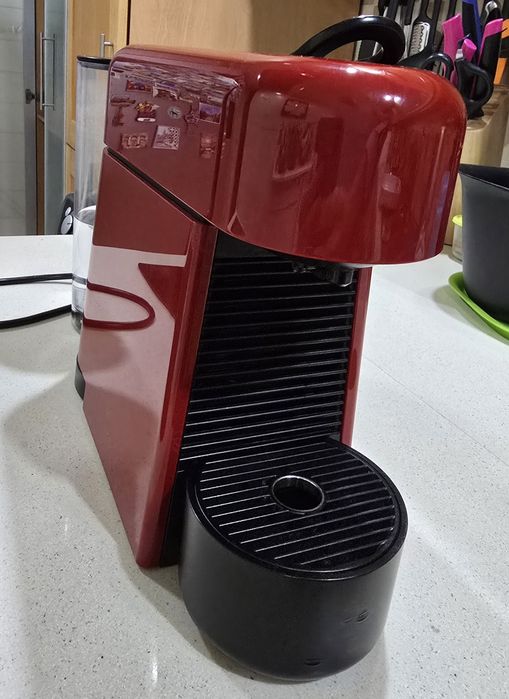 Máquina café Nespresso Essenza Plus

Cherry Red