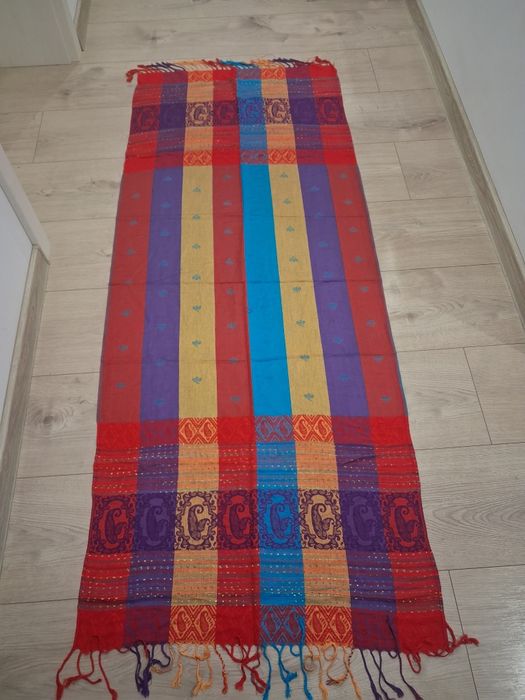 *Wielobarwny szal damski.