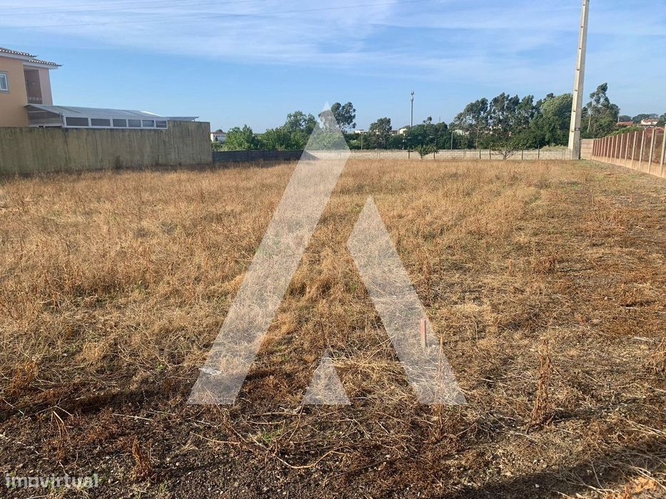 Terreno com permissão de construção de 4 Moradias em Aradas