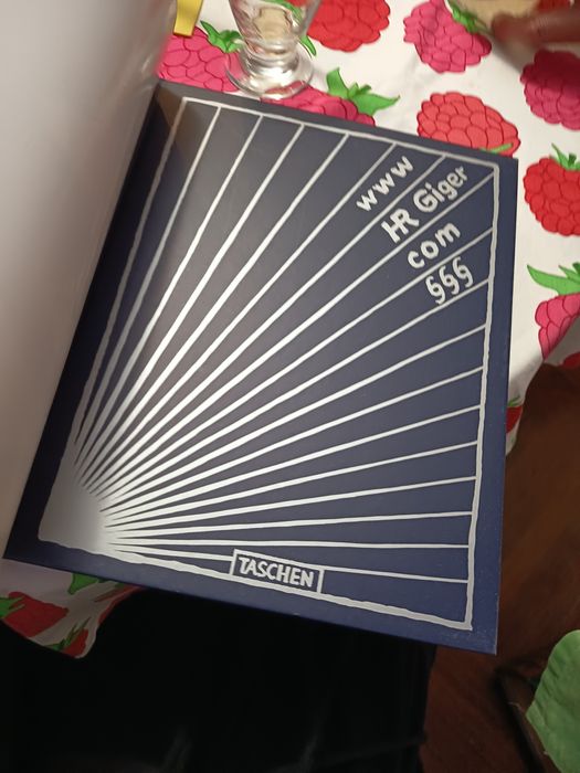 HR Giger capa dura 239 paginas
