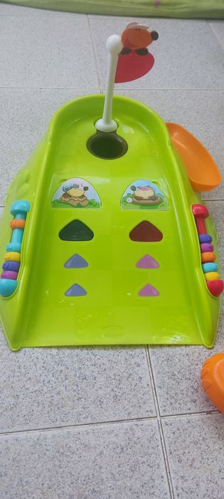 Minigolfe de brincar de criança