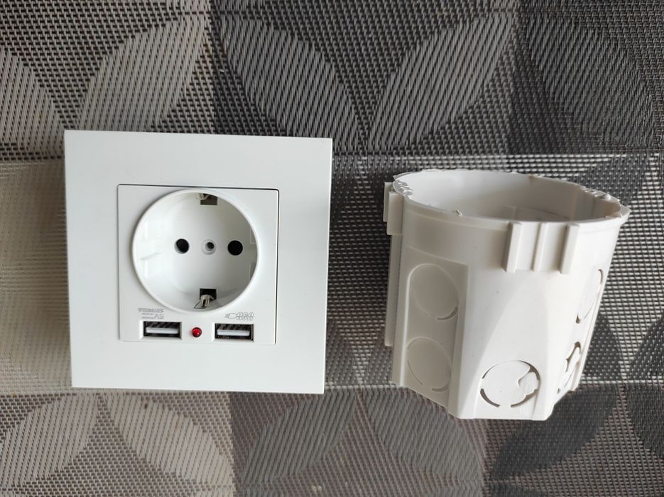Розетка с двумя USB