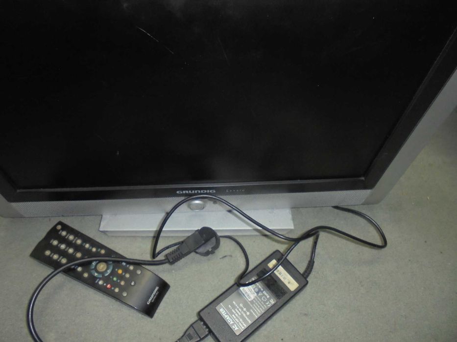 Televisao a funcinar tem comando original