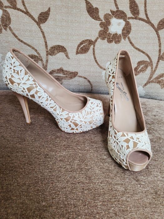 Sapatos NOVOS tam 38