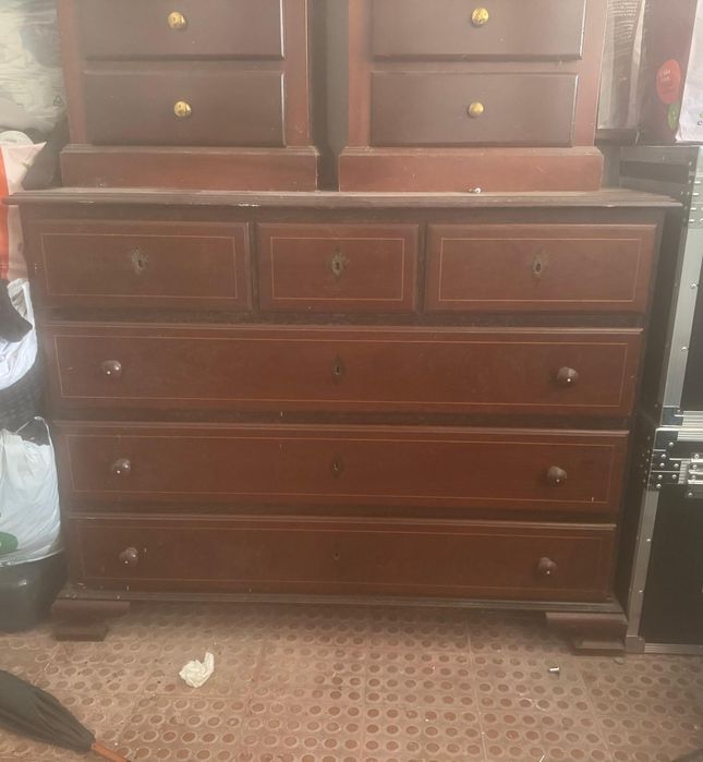 Vendo comoda e 2 mesas de cabeceira