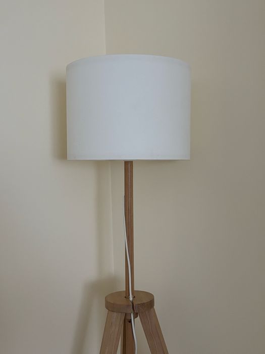 Candeeiro de pé branco