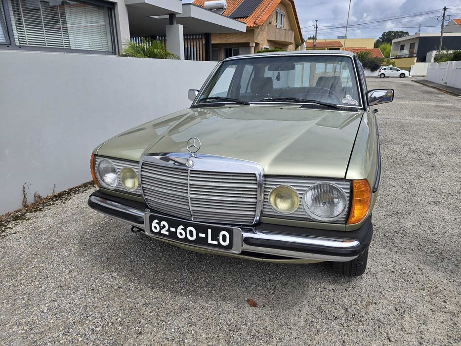 Mercedes 300 D W123 Irrepreensível e original (5 velocidades e A/C)