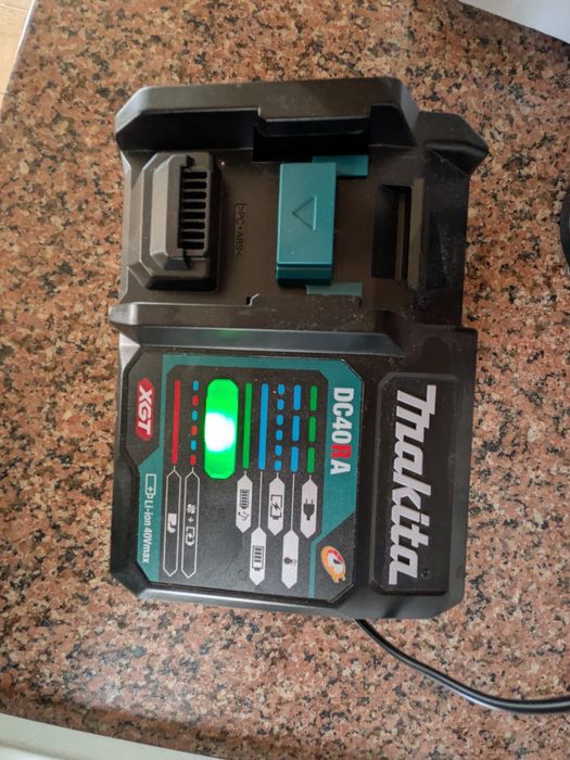 Makita DC40RA - Carregador