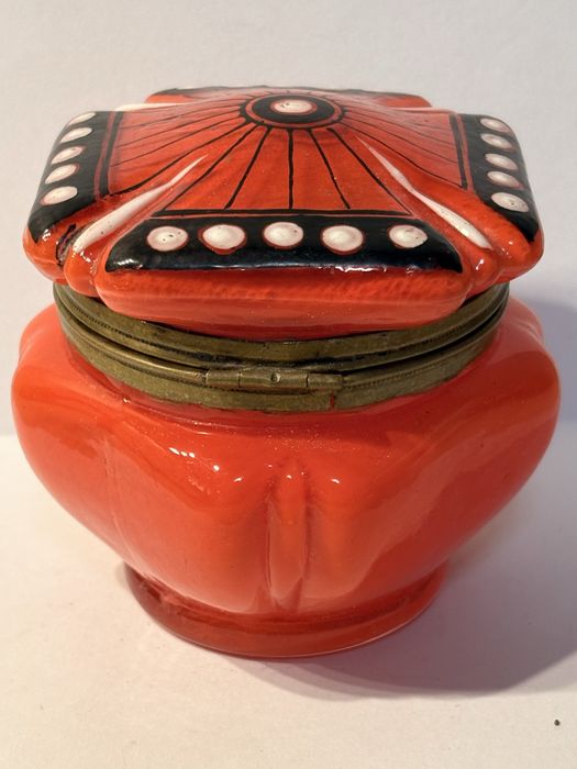 Linda antiga caixa em vidro opalino vermelho esmaltada à mão