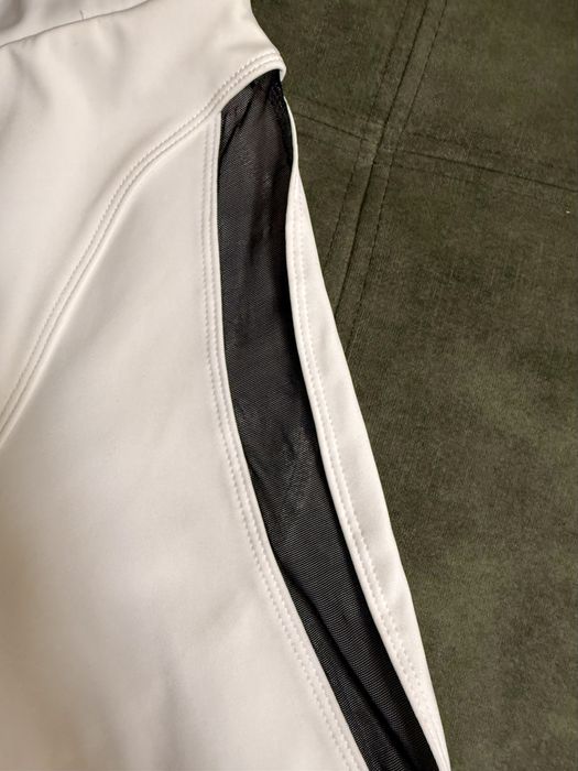 Костюм для йоги/фітнесу білого кольору з чорними вставками