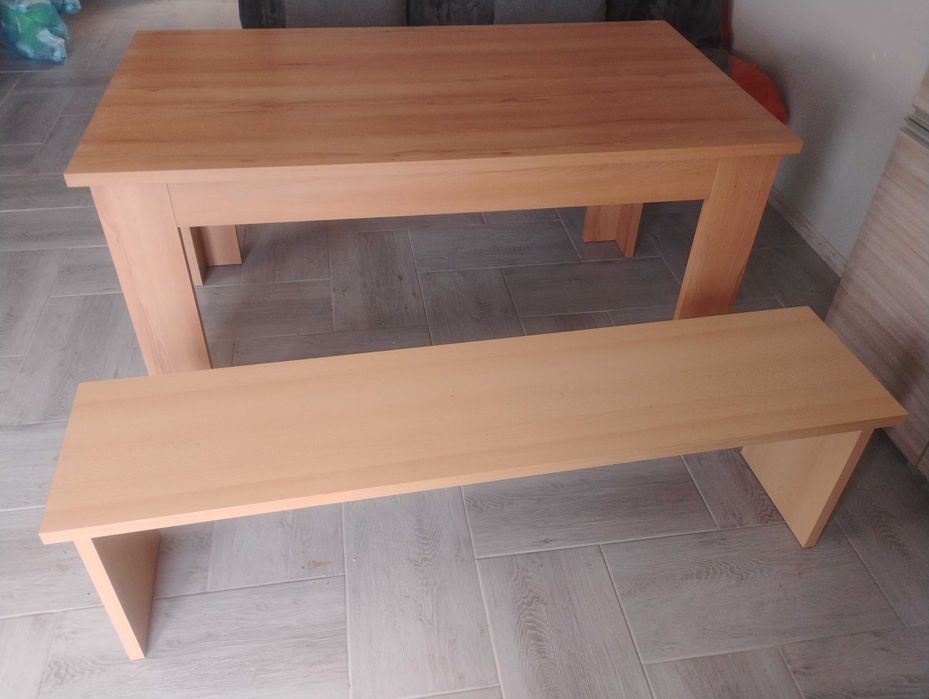 duży stół i 2 ławki w bardzo  dobrym stanie