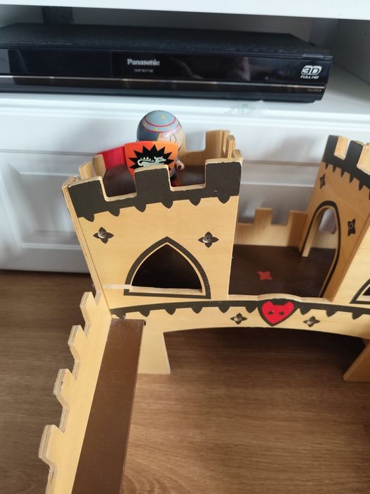 Castelo madeira com personagens