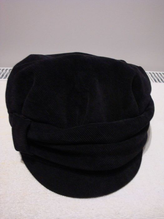 czarna czapka z daszkiem