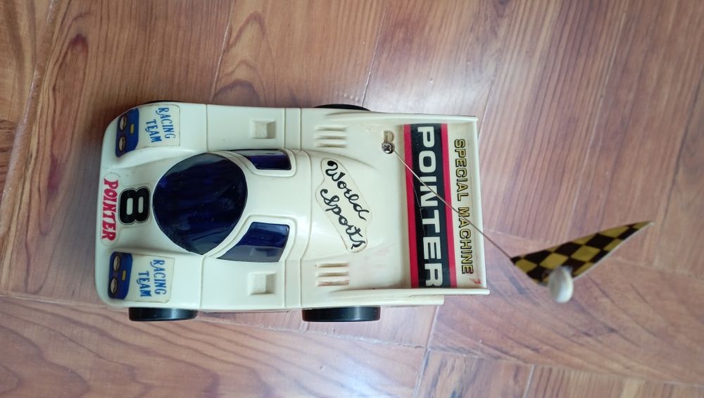 Brinquedo a pilhas carro que anda à roda