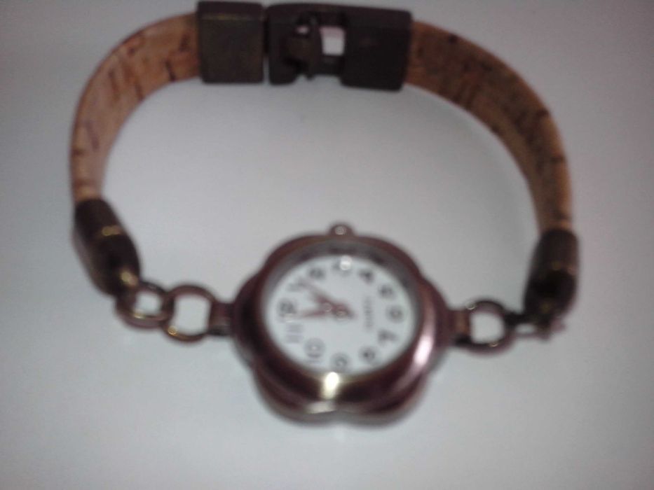 Relógio com pulseira de cortiça.