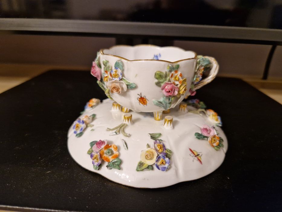 Filiżanka ze spodkiem Miśnia Meissen plastyczne kwiaty Unikat