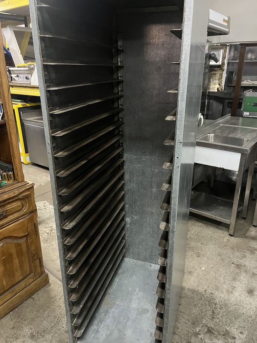 Carrinho para tabuleiros de padaria em ferro forrado a chapa