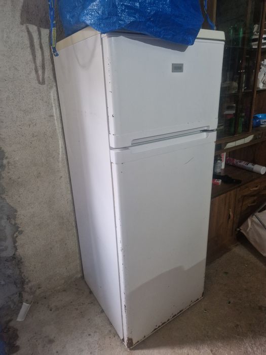 Frigorífico de duas portas a trabalhar