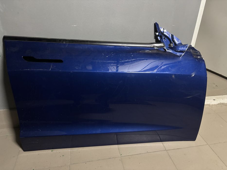 Tesla model 3 2021 рік двері передні праві з пошкодженням