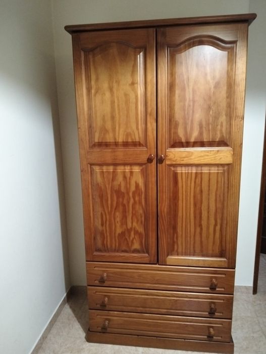 Quarto Completo em Madeira – Cama, Roupeiro e Secretária