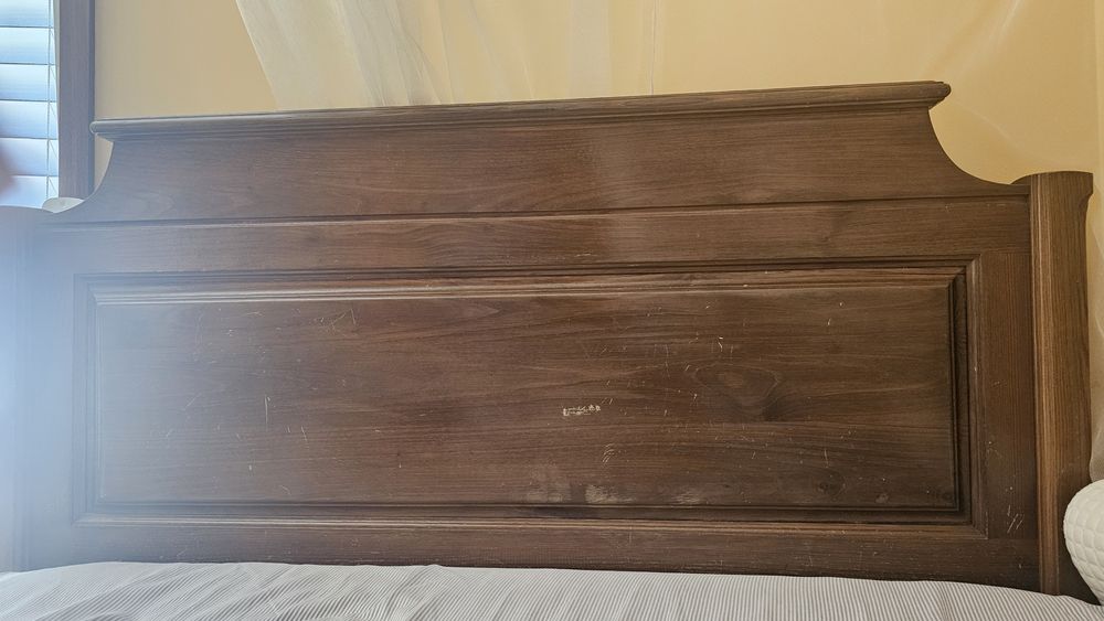 Cama em madeira castanho