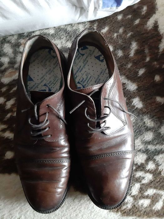 Sapatos de homem em couro