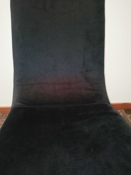 Cadeira cromada com estofo em preto