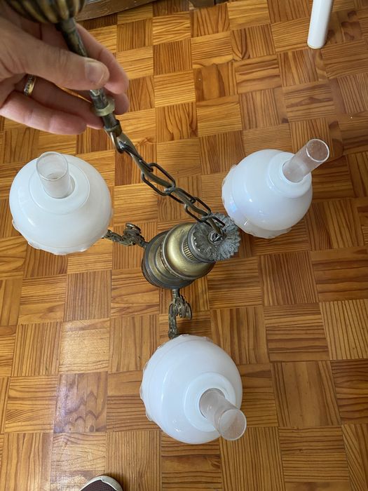 Um candeeiro de tecto e dois do mesmo conjunto de mesa de cabeceira