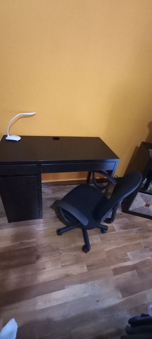 Secretária e cadeira