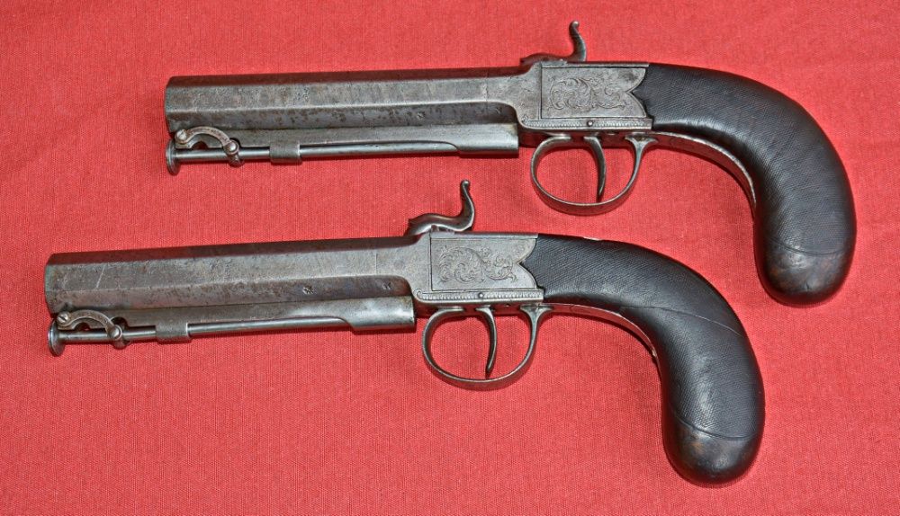 Par de pistolas de percussão séc. XIX em estojo. Londres. Aço damasco