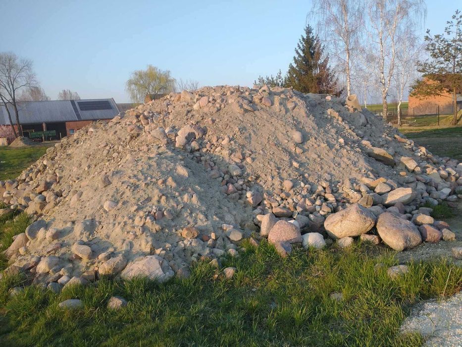 Oddam ziemię oraz kamień polny