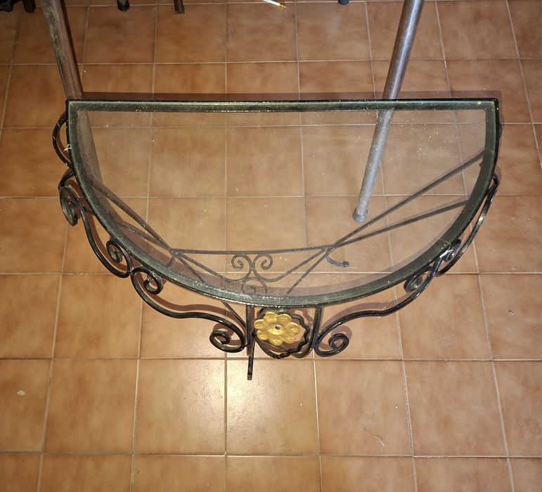 Mesa de ferro e tampo de vidro