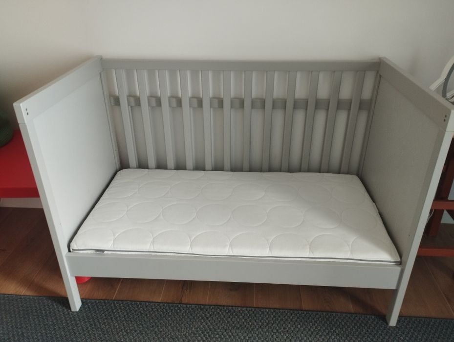 Berço (cama) de cor cinza (Marca IKEA)