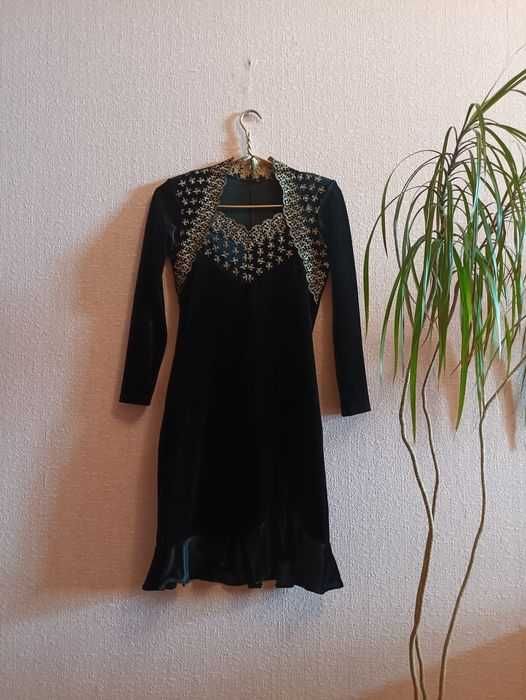 Сукня оксамитова з рукавами чорна з шовковою вишивкою 44-46