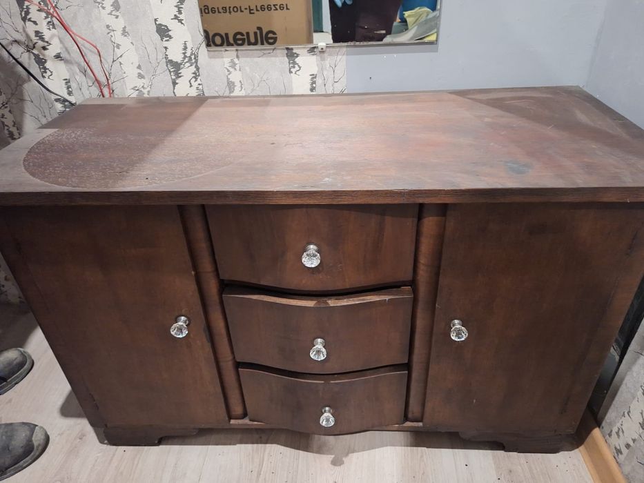 Komoda drewniana z szufladami – tanio