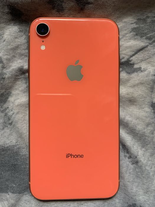 Продам своей девушки айфон XR в хорошом состаяние
