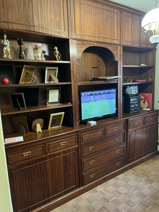 Sala com estante/aparador com camas de solteiro