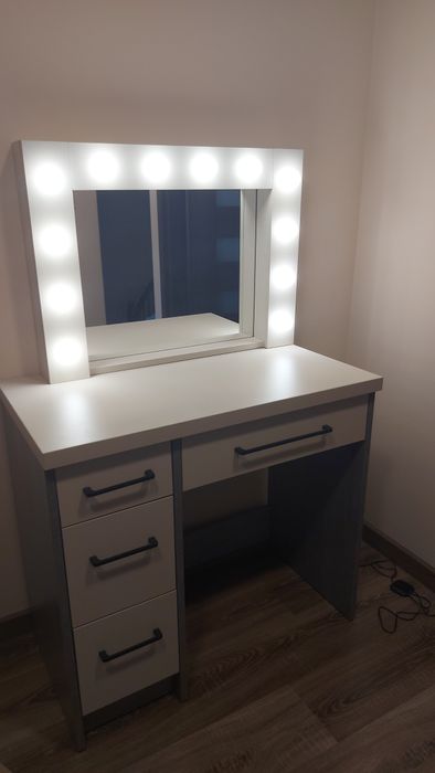 Toaletka Nowoczesna z lustrem LED