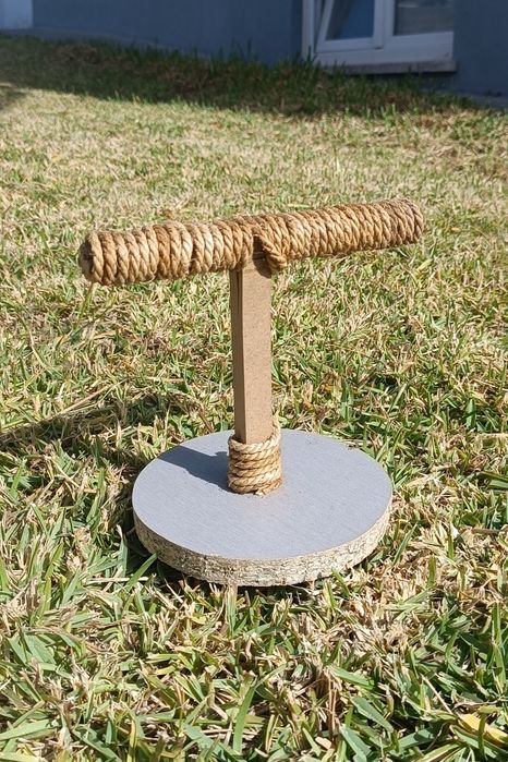 Poleiro para treinar aves