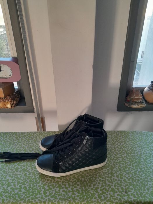 Vendo Sapatilhas de Senhora muito bonitas como novas