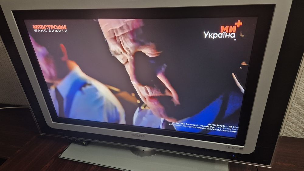 Телевізор 37" Philips 37PF9830/10 Cineos з Ambilight (Повний комплект)