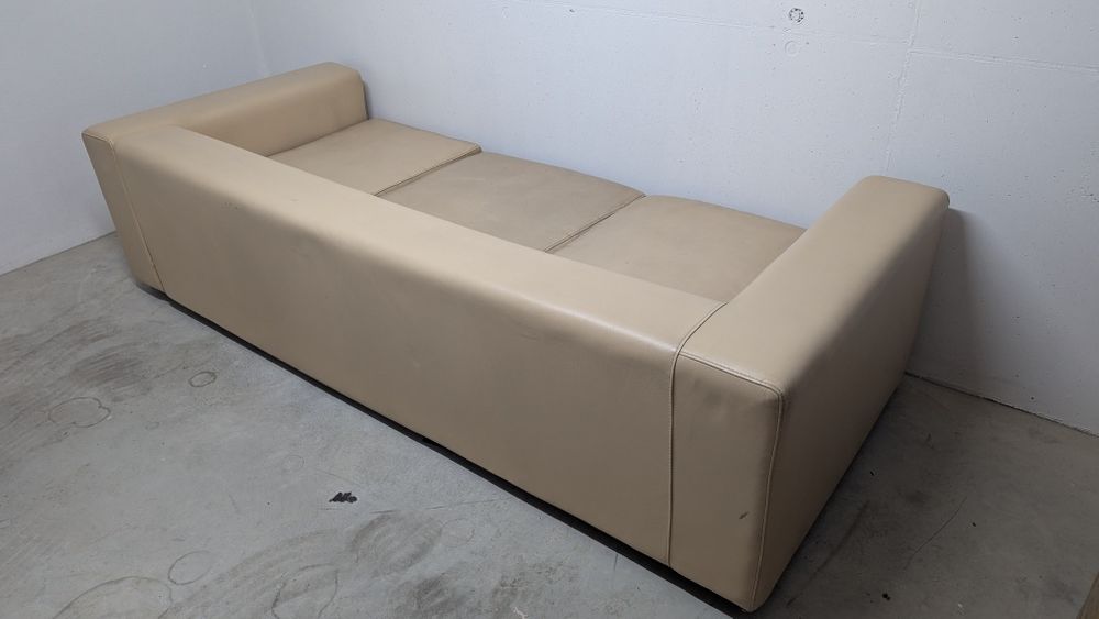 Sofá de três lugares em pele