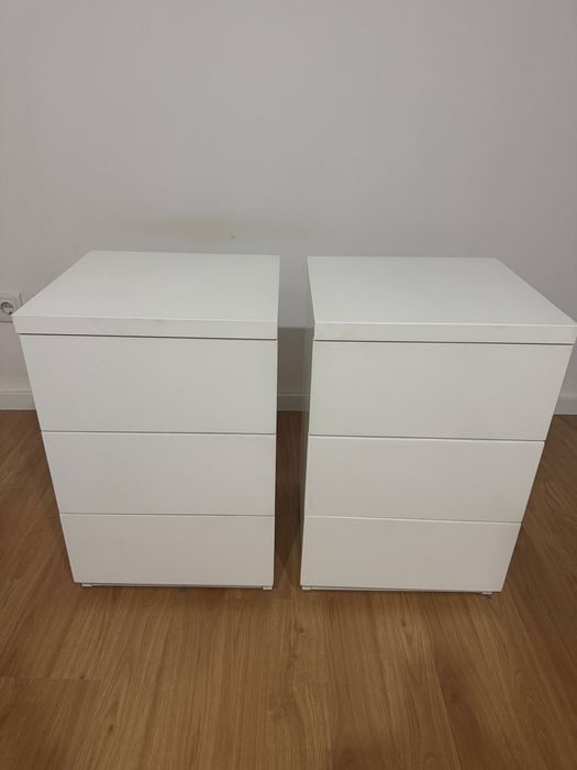 Duas mesas de cabeceira