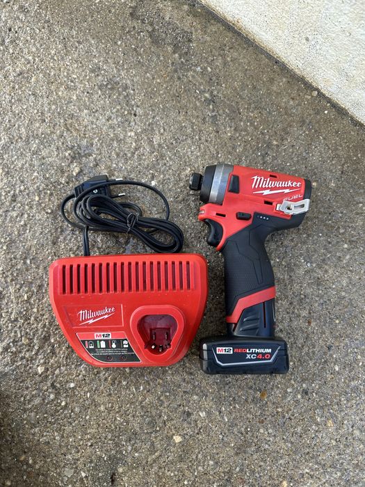 Aparafusadora de impacto Milwaukee M12