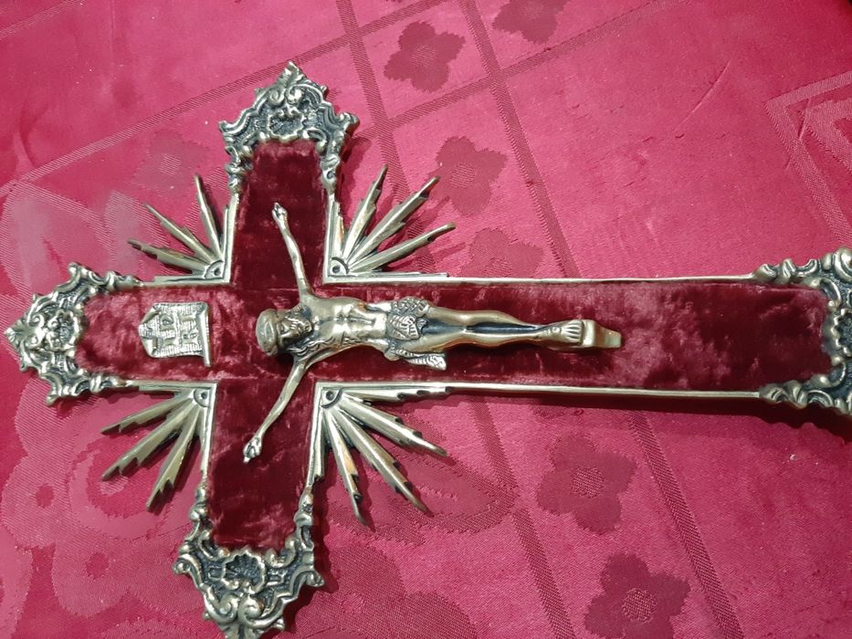 Crucifixo antigo em Bronze e veludo