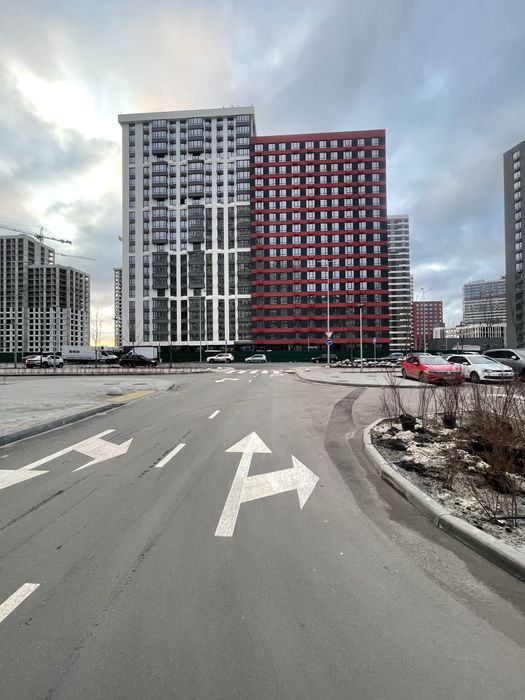 Оренда паркомісць на 1- ому поверсі .Варшавський 3. В.Змієнка 32