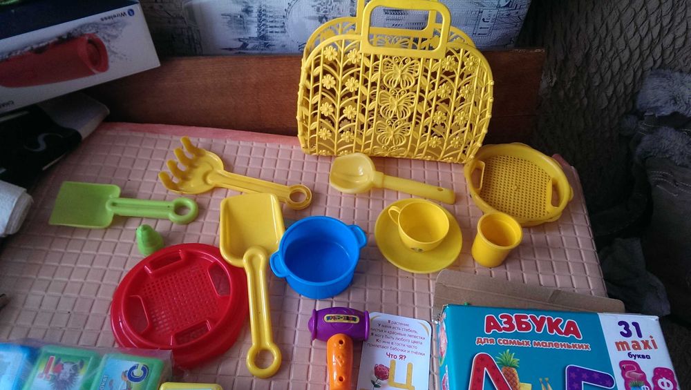 Лот детских игрушек- Азбука, кубики алфавит, посуда, игрушки для песоч